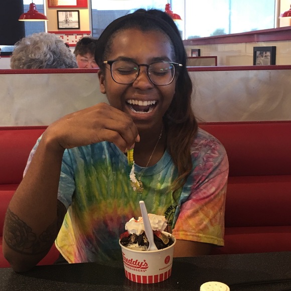 Meet your Posher, Aiesha - Picture 3 of 7